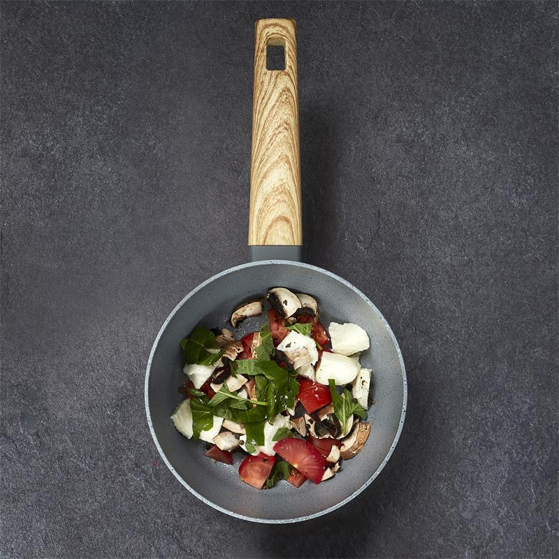 CASSEROLE ALU FORGE MANCHE EFFET BOIS 18CM